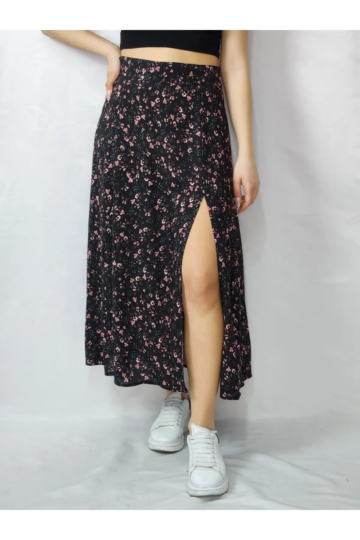 Desenli Siyah Bol Kesim Yırtmaçlı Etek